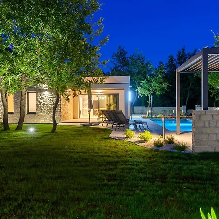 Villa Frame Garden East By Interhome Svetvincenat